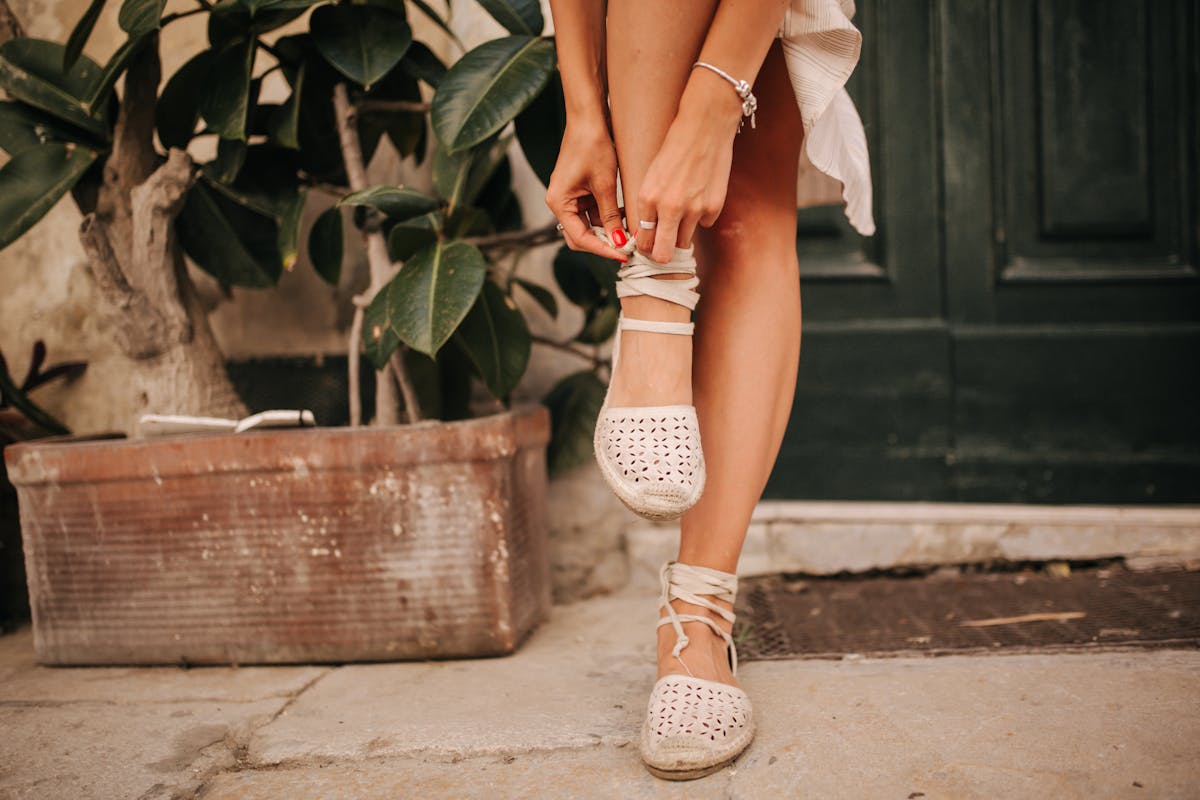 Chaussons d'été légers en fibres naturelles posés au sol