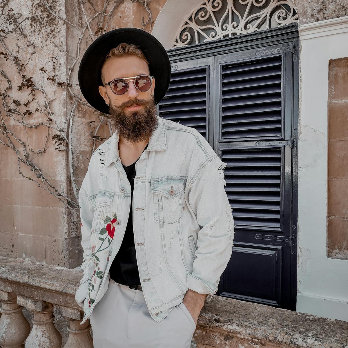 Homme au style bohème élégant en matières naturelles