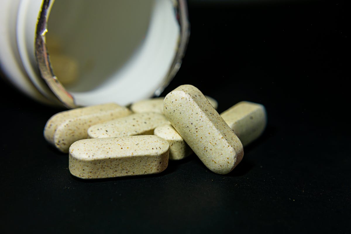 Comprimés de vitamines et compléments alimentaires variés