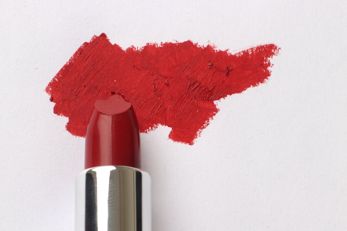 Application d'un rouge à lèvres rouge longue tenue en gros plan