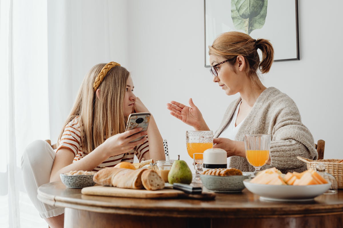 Mère et adolescent échangeant avec complicité