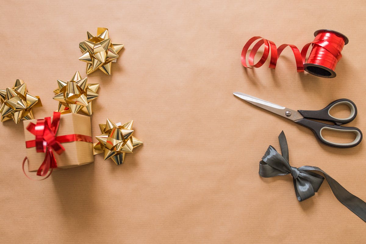 Cadeau fait main joliment emballé en papier kraft et ruban