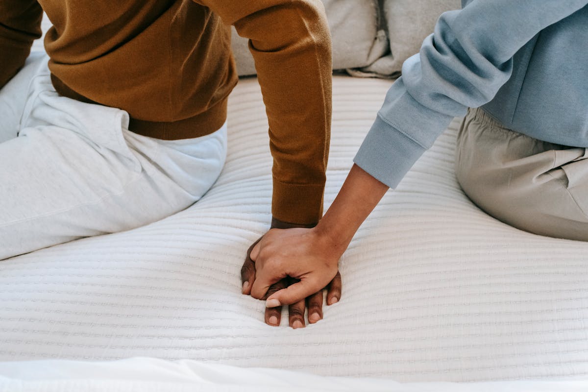 Couple se tenant la main, symbole d'engagement amoureux