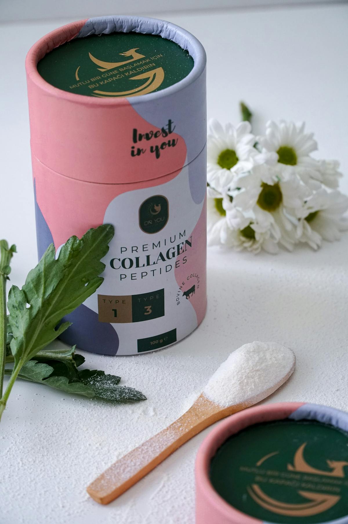 Poudre de collagène végétal et plantes sur une table