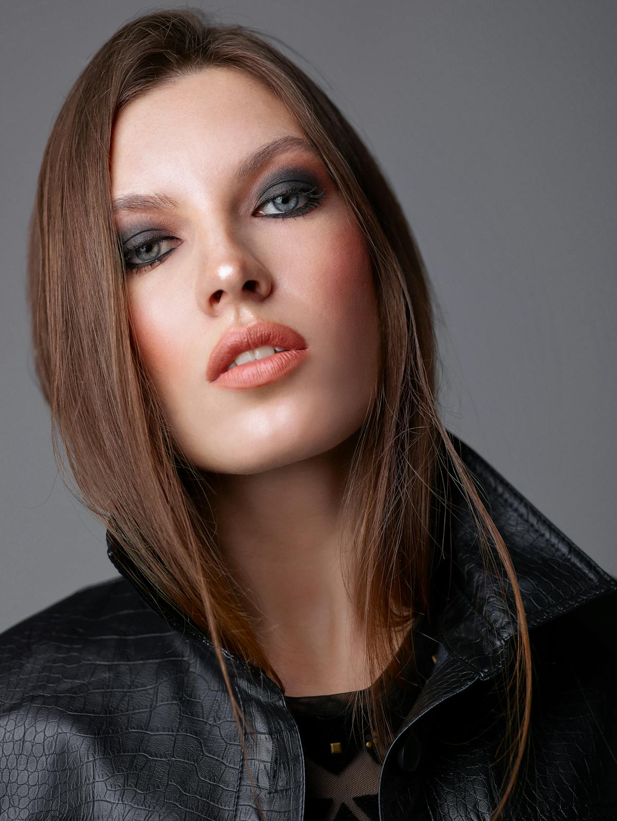 Œil maquillé d'un smoky eye intense aux teintes fumées
