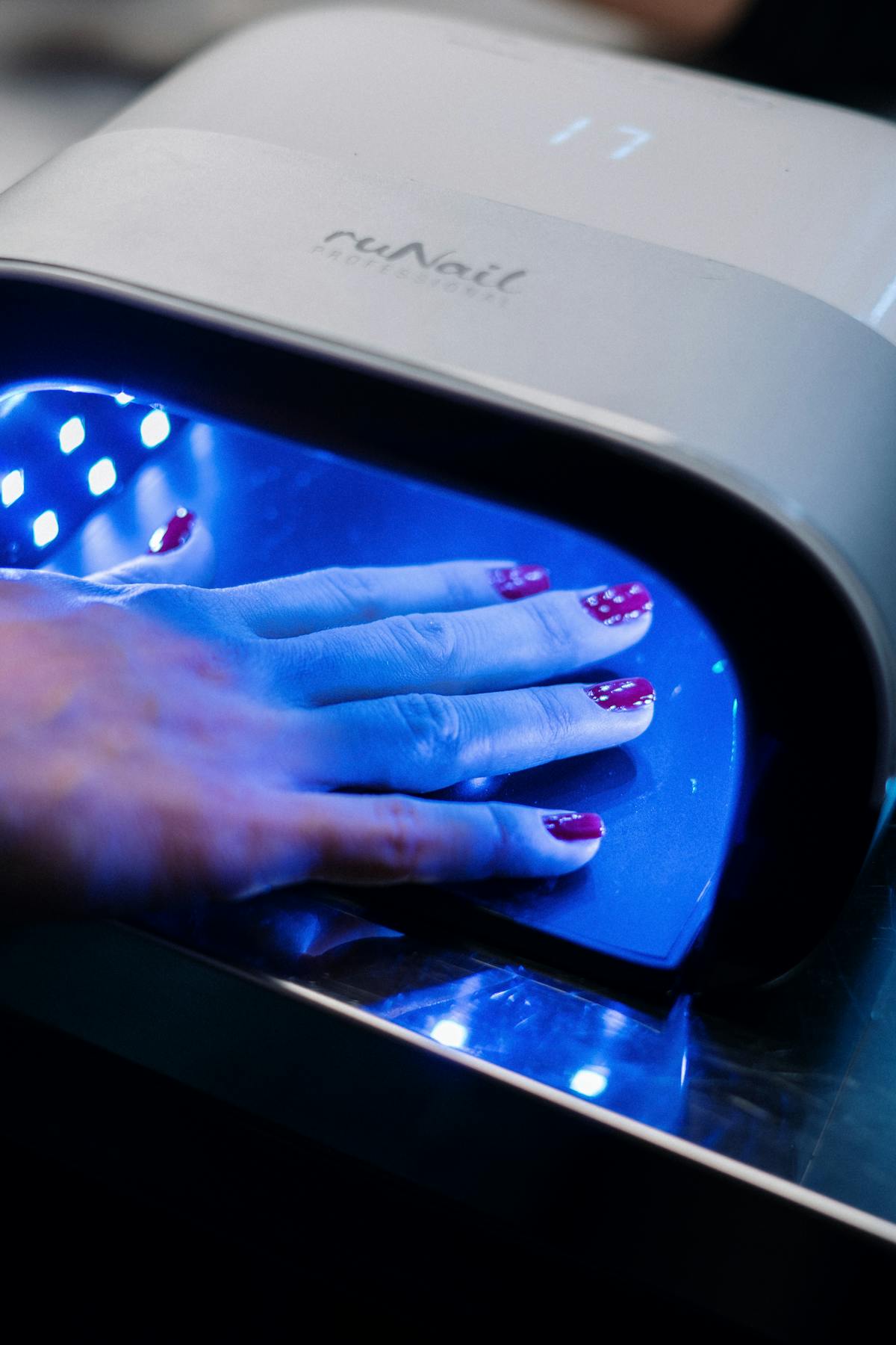 Mains aux ongles en gel parfaitement manucurés