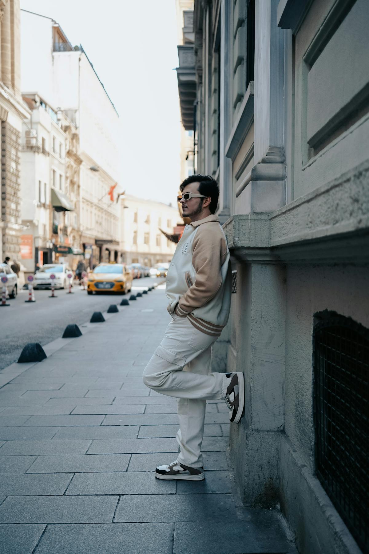 Silhouette streetwear moderne dans un décor urbain