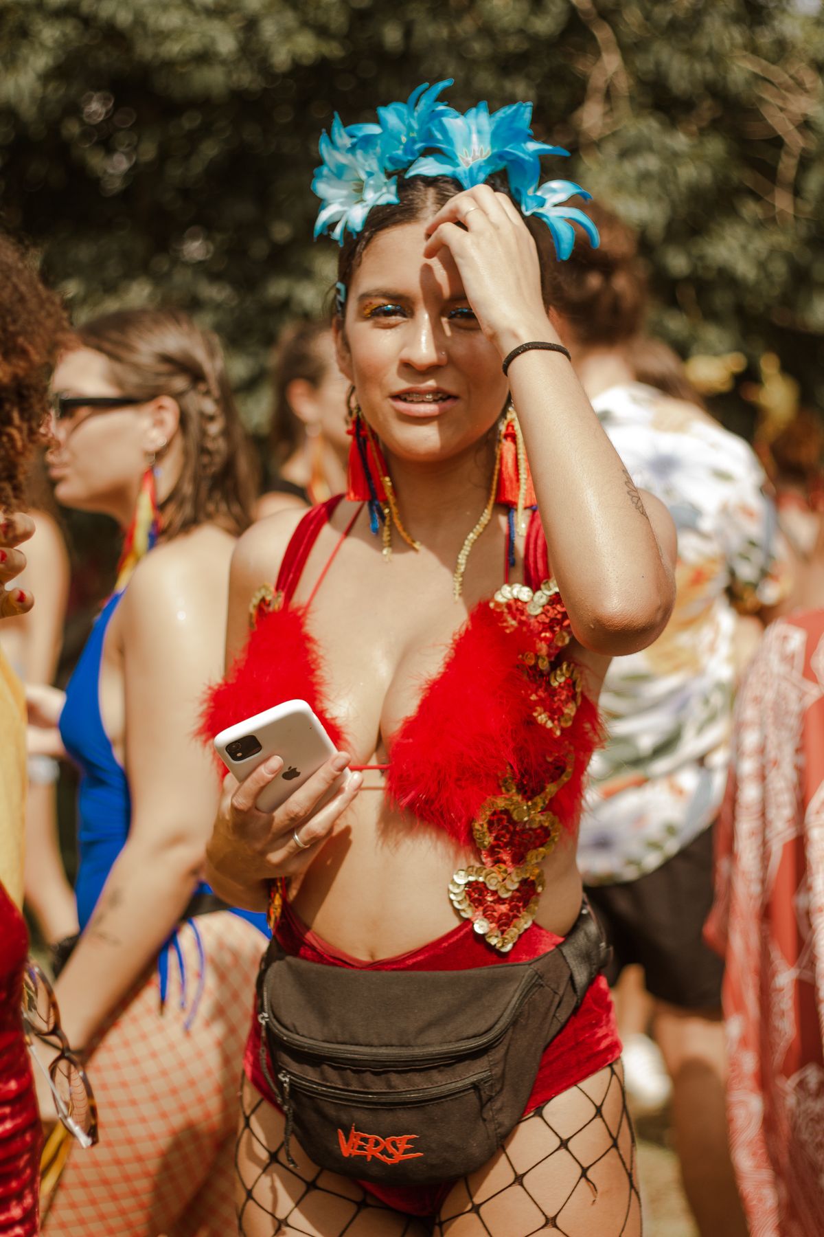 Femme en tenue de festival stylée et décontractée en plein air
