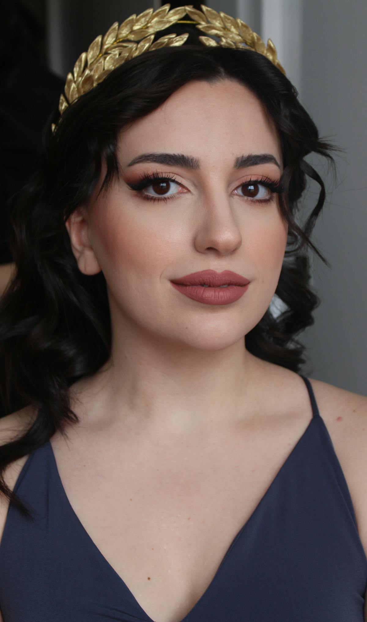 Femme avec un maquillage de soir intense et un regard charbonneux