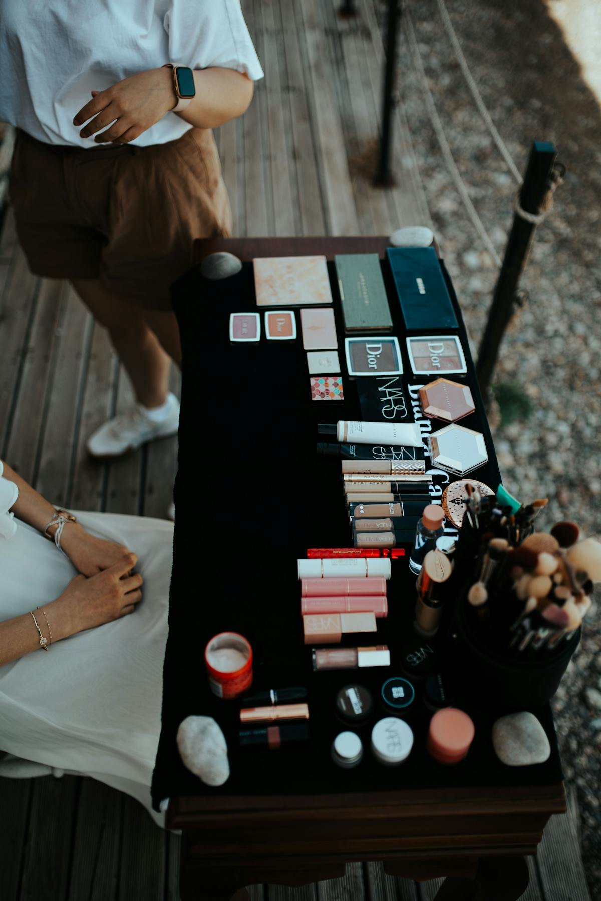 Femme au maquillage naturel et lumineux, teint frais