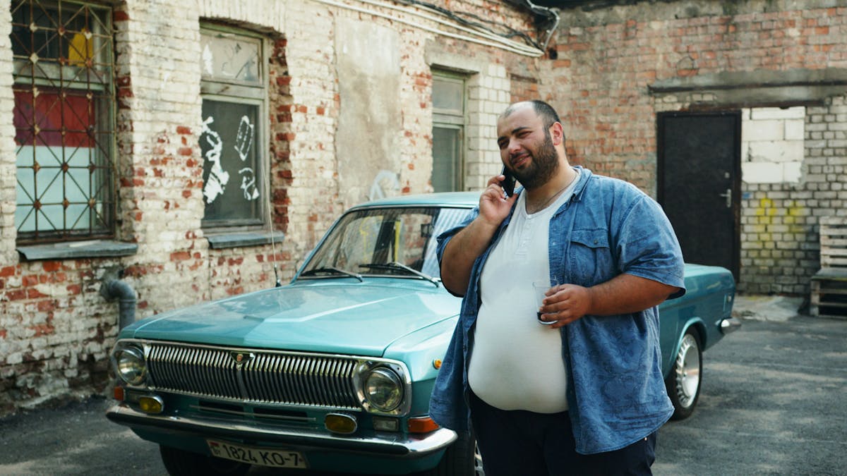 Homme de grande taille élégamment habillé avec une coupe ajustée