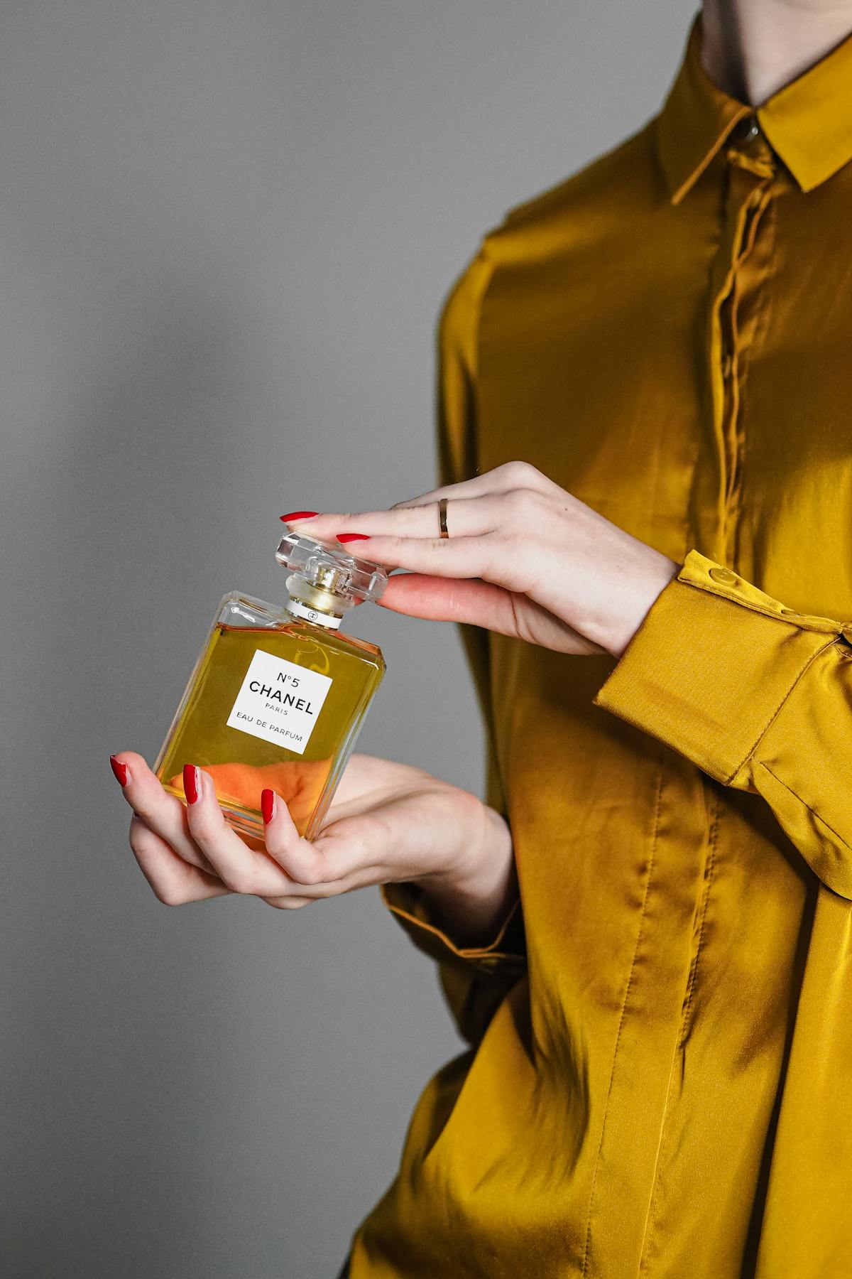 Flacon de parfum féminin posé près d'une fenêtre lumineuse