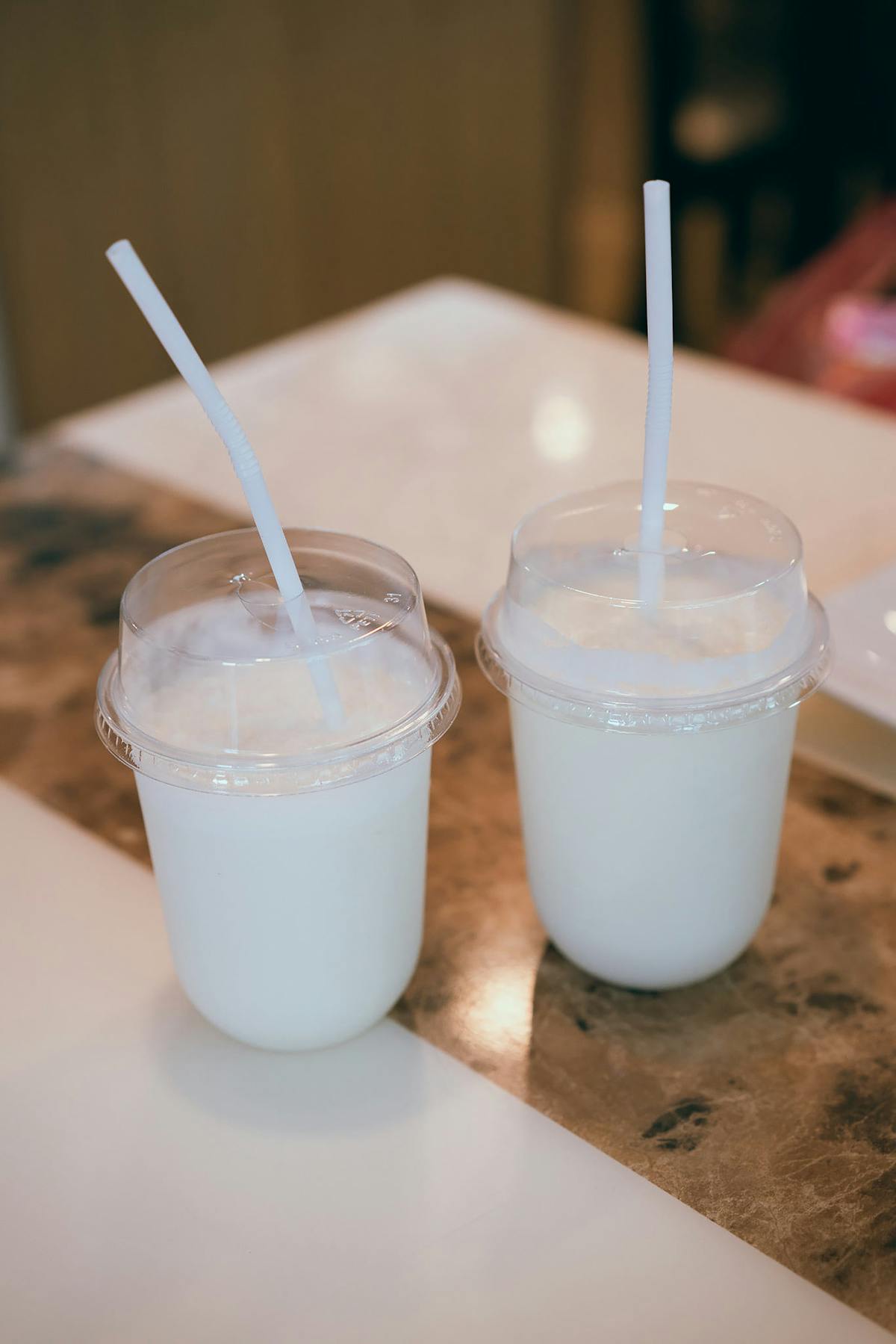 Verres de kéfir, boisson fermentée riche en probiotiques