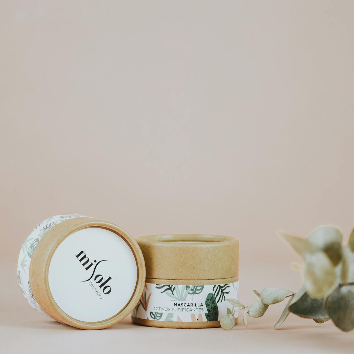 Cosmétiques naturels et ingrédients végétaux disposés sur une table en bois