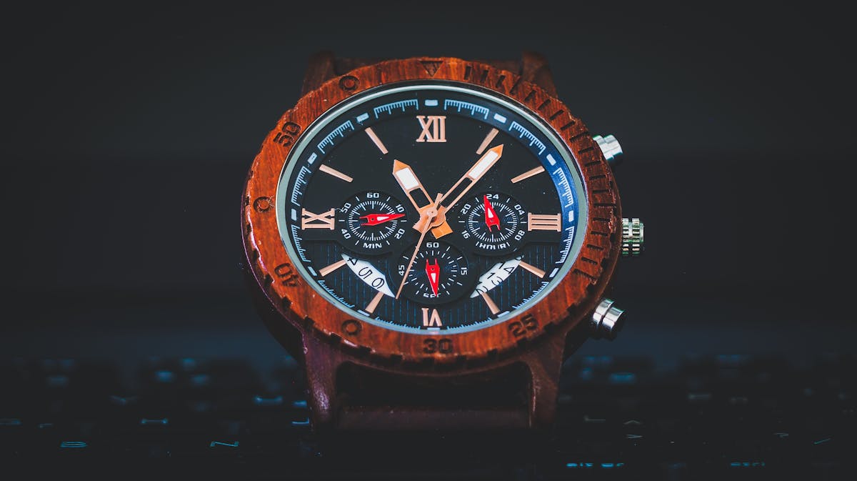 Montre en bois élégante portée au poignet