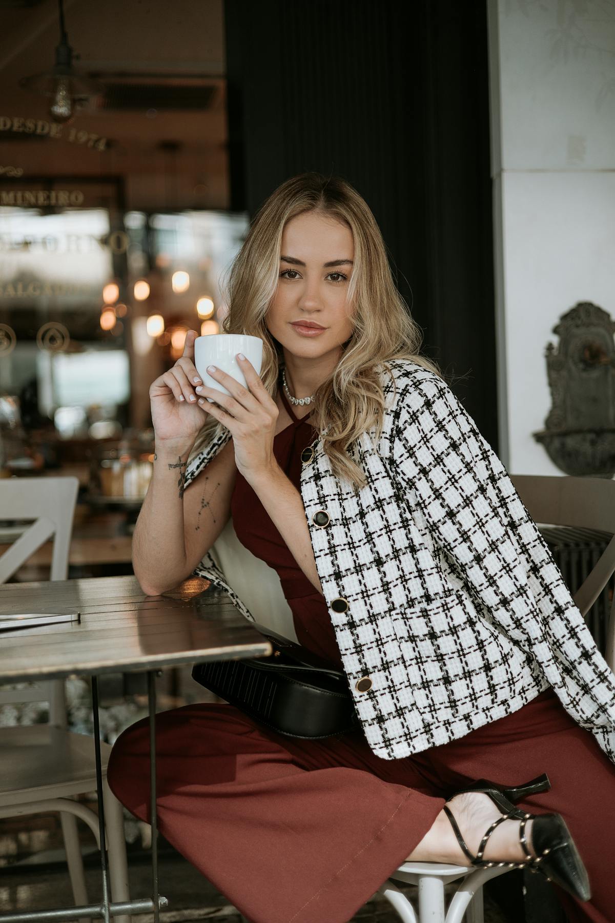 Femme en tenue élégante et décontractée pour un rendez-vous