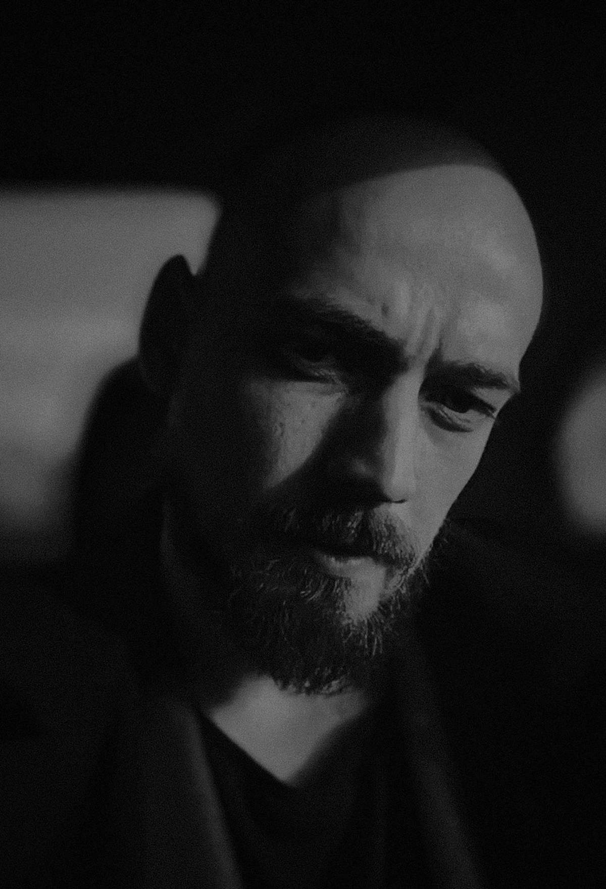Homme au regard sérieux et intense