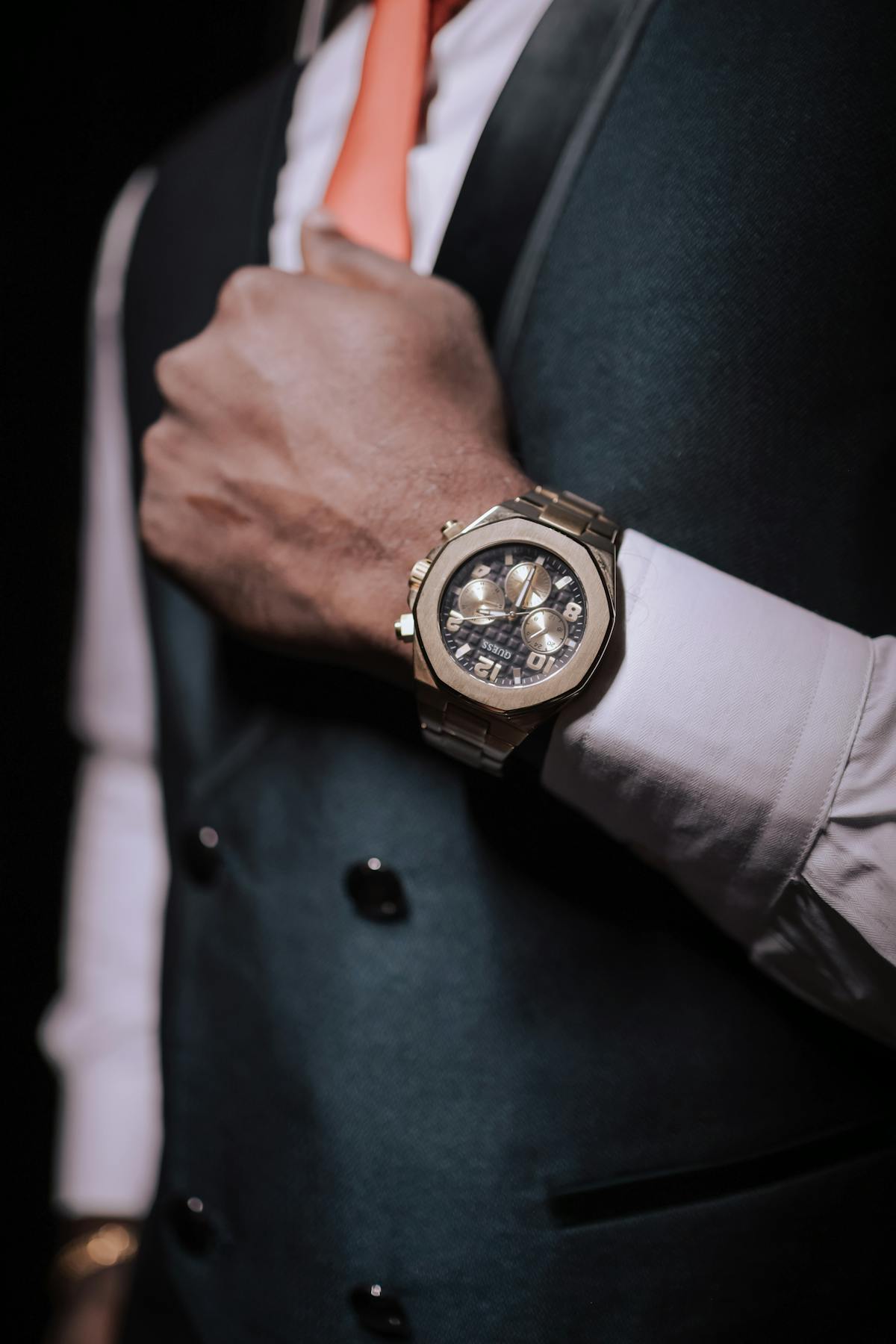 Montre homme élégante portée avec une tenue soignée