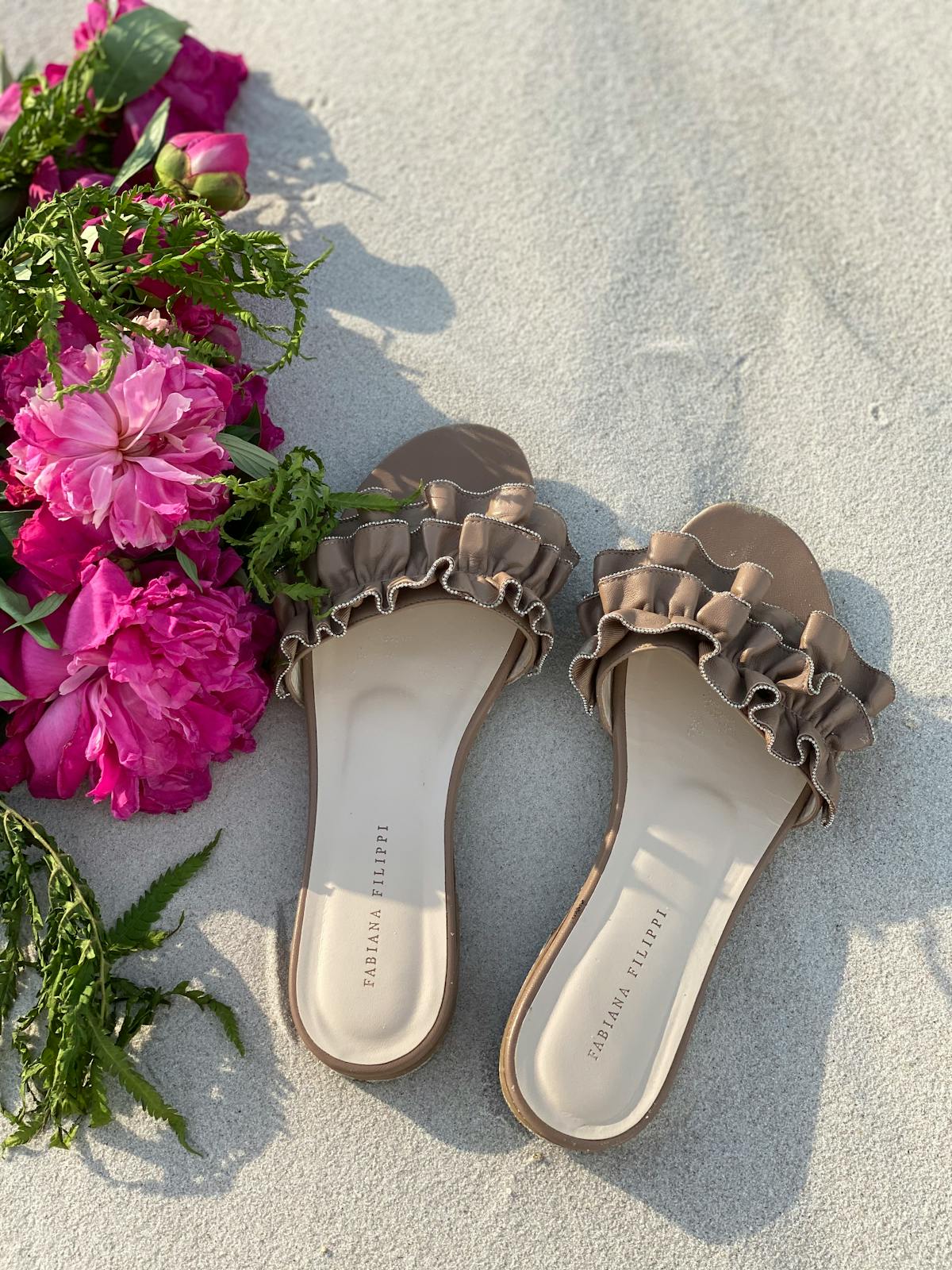 Sandales et nu-pieds d'été élégamment présentés