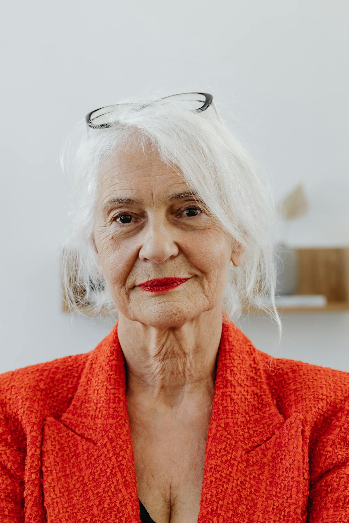 Femme de 50 ans élégante avec lunettes et coupe soignée