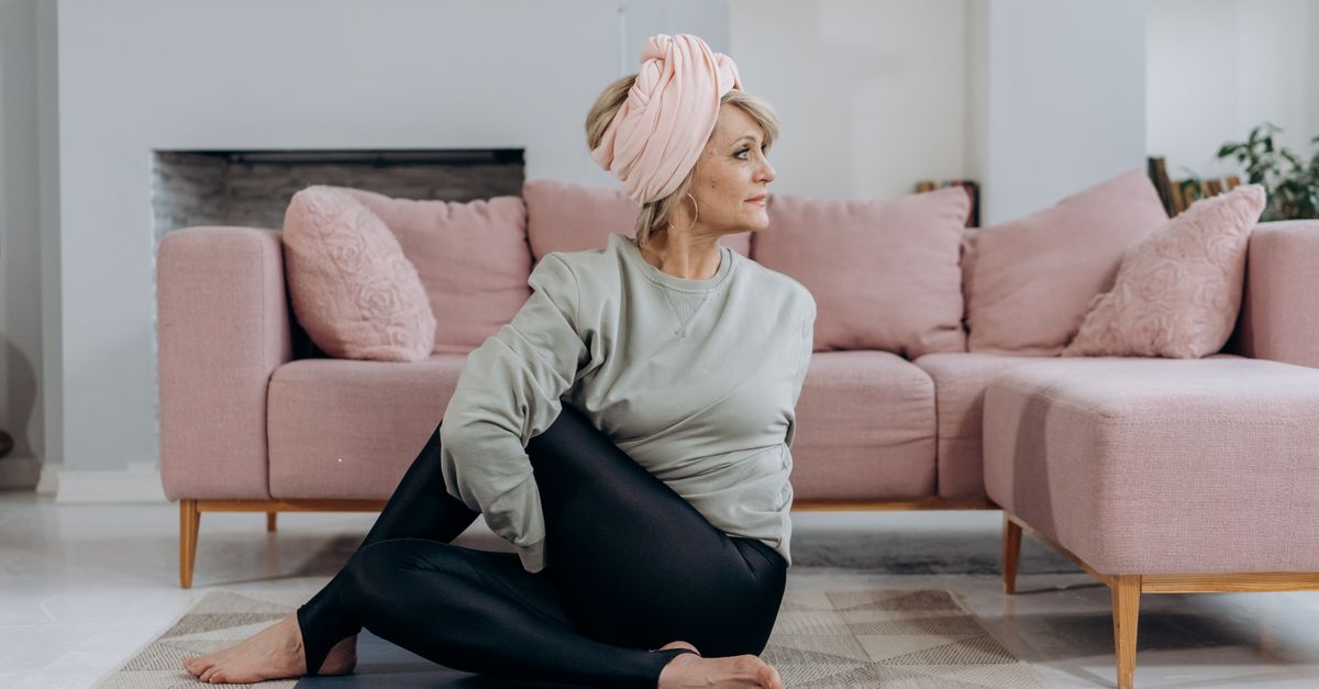 Femme sereine illustrant le confort et le bien-être lié aux protections menstruelles réutilisables