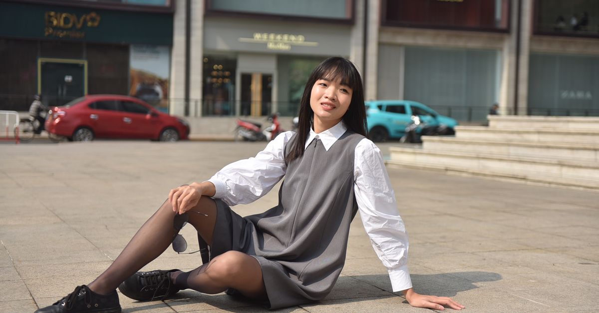 Femme portant une robe chemise avec style