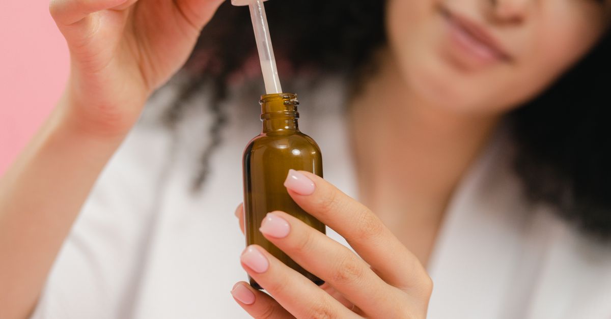 Flacon de sérum cosmétique posé sur un fond neutre clair