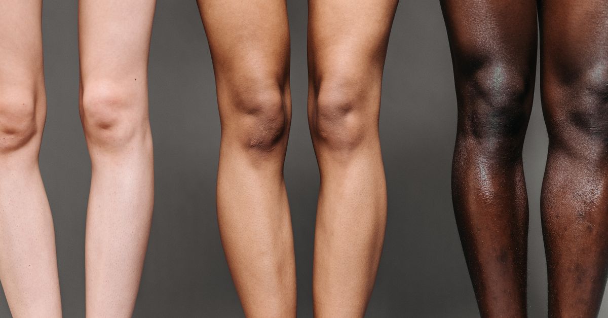 Application d'autobronzant sur les jambes avec un gant applicateur