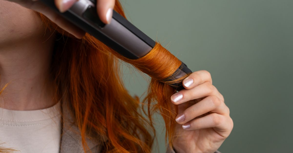 Femme aux cheveux ondulés et boucles souples, coiffure naturelle sans chaleur
