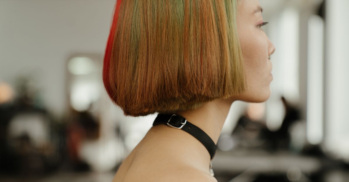 Femme avec une coupe carré plongeant aux cheveux brillants