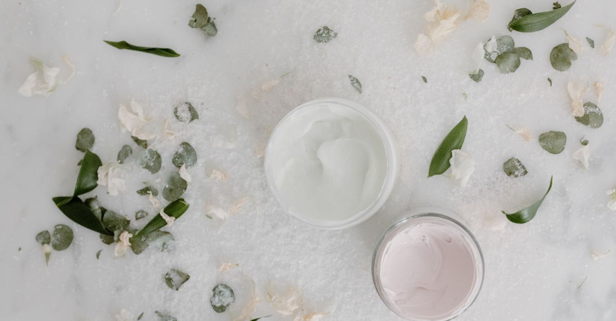 Crème verte texture naturelle apaisante sur fond clair