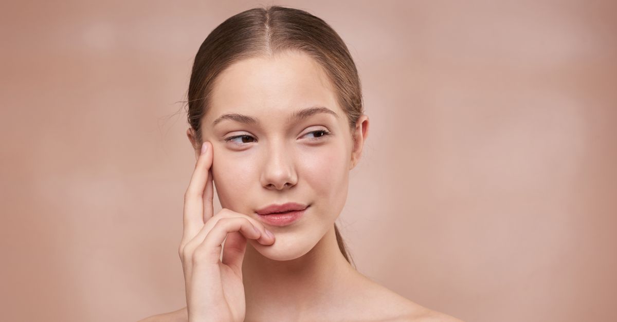 Peau du visage lisse et nette d'une femme