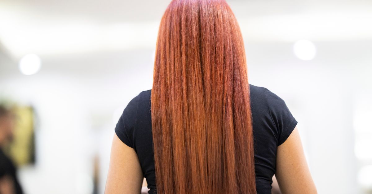 Cheveux lisses et brillants d'une femme après soin en salon de coiffure