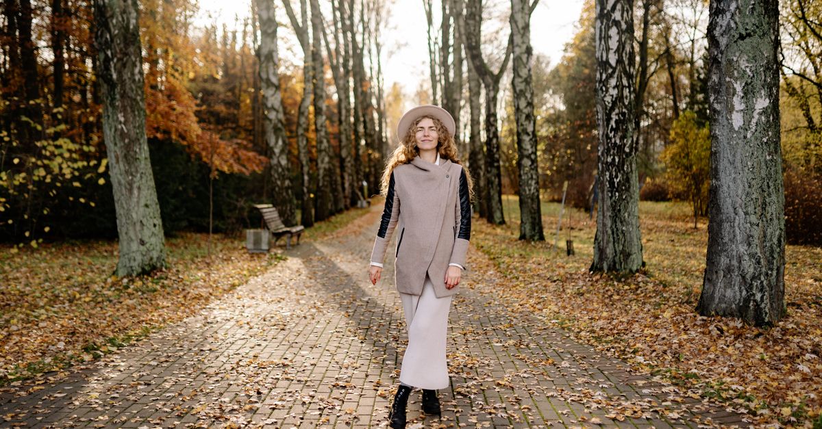 Femme portant un manteau élégant en automne