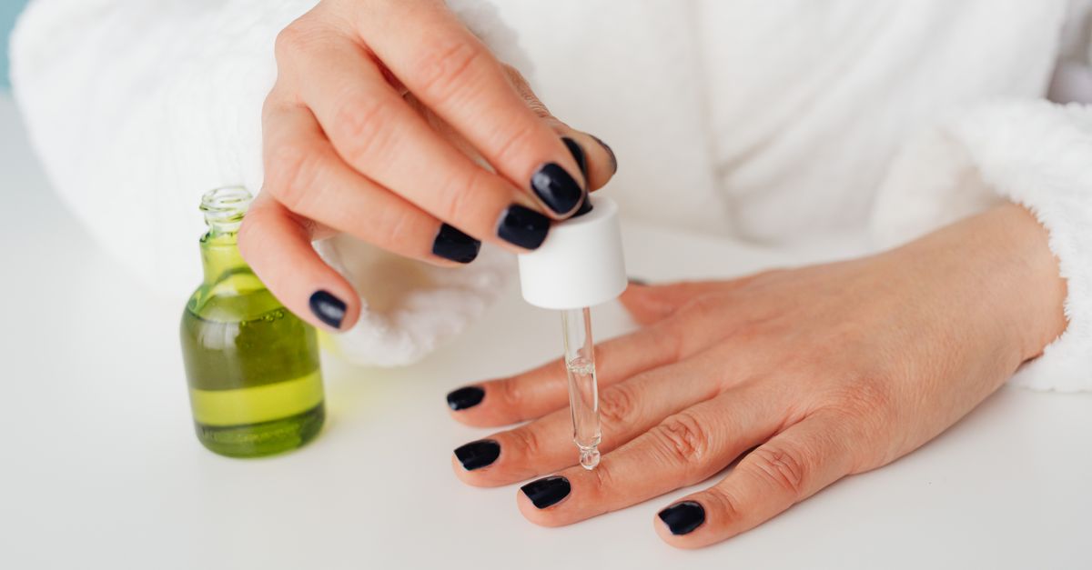 Mains soignées avec ongles sains après manucure