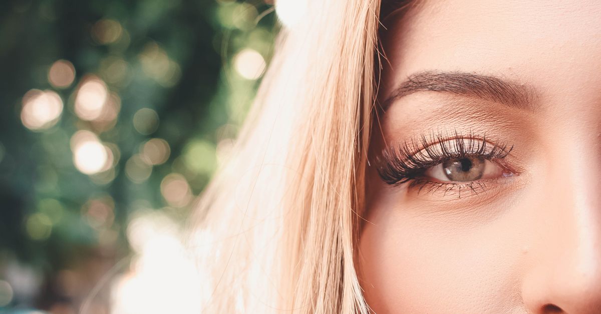 Femme aux cils longs et redressés, regard ouvert