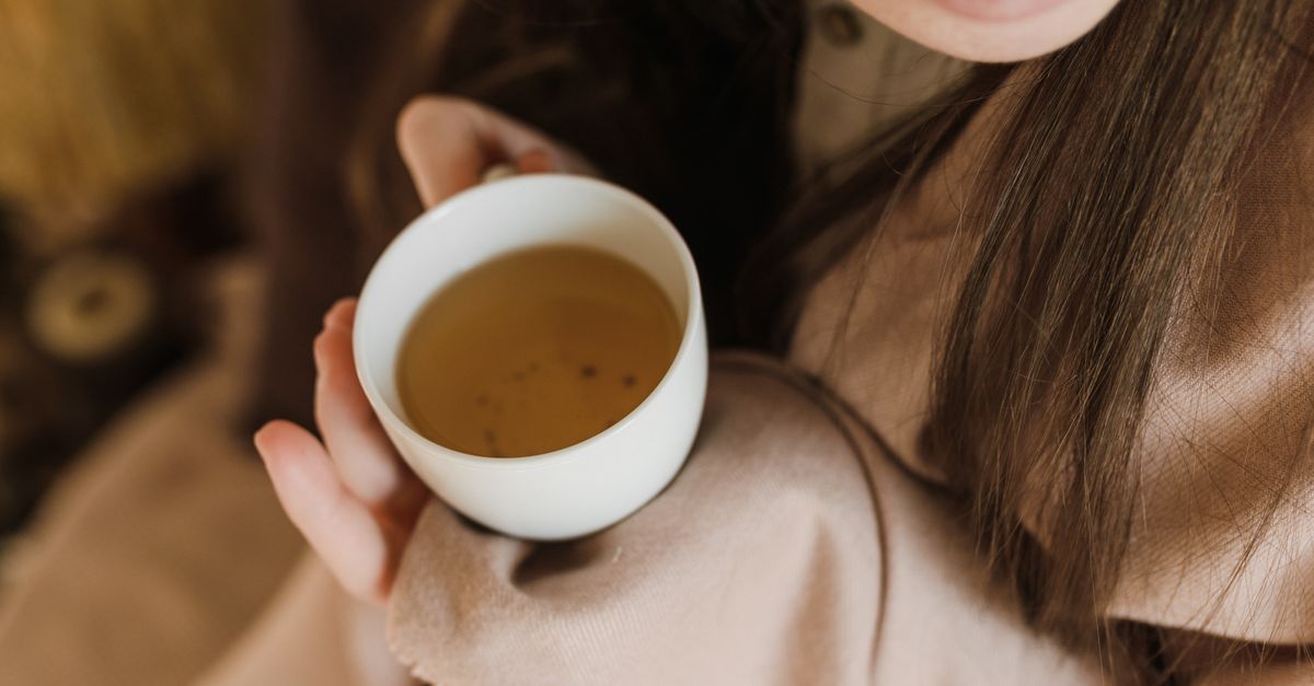Femme se détendant avec une tasse de tisane